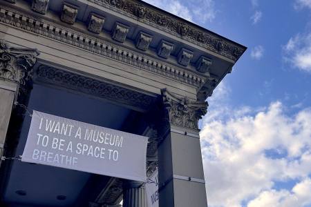 Andrea Geyer: Manifest (Banners / Gropius Bau / Berlin)