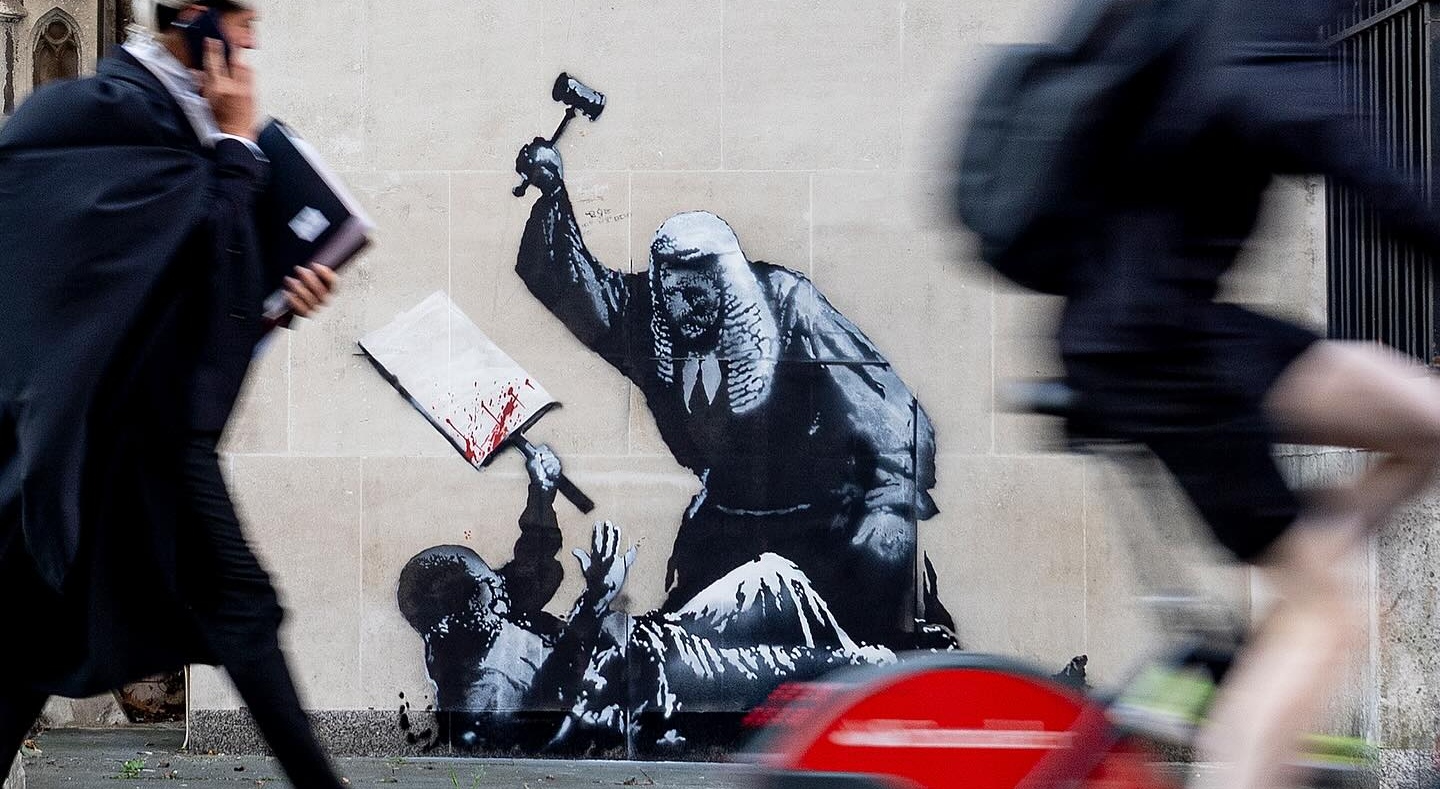 Neues Banksy Werk an Londoner Gerichtsgebäude entdeckt