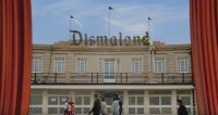 Dismaland - warum Banksys Freizeitpark nichts für Kinder ist