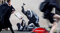 Neues Banksy Werk an Londoner Gerichtsgebäude entdeckt
